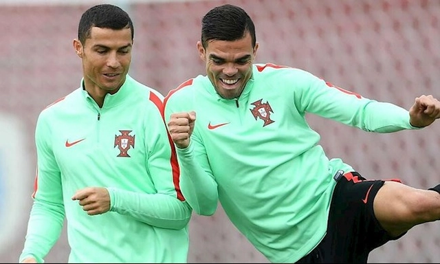 Cristiano Ronaldo dội nước thẳng vào đầu Pepe