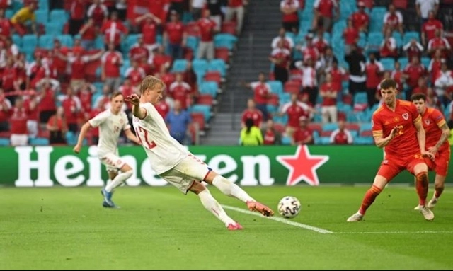 VIDEO: Sao trẻ Liverpool “biếu không” bàn thắng cho Đan Mạch