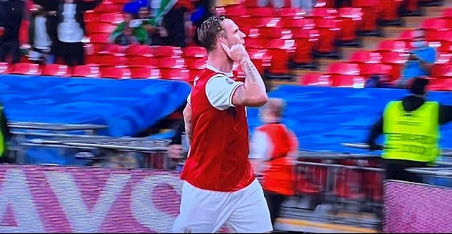 Tiền đạo ĐT Áo lại ăn mừng trẻ trâu và cái kết cay đắng