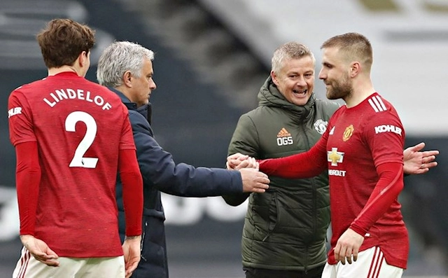 Luke Shaw phản pháo Mourinho một lần và mãi mãi