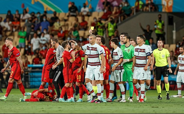 Pepe cười tươi rói sau khi nhận thẻ vàng vì đá bẩn