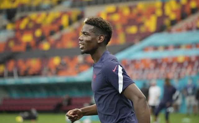 Pogba dùng kỹ thuật đỡ bóng chỉ có trong tưởng tượng trên sân tập