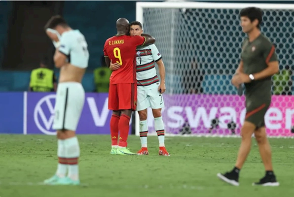 Dừng bước ở vòng 1/8, thầy trò HLV Fernando Santos phản ứng thế nào?