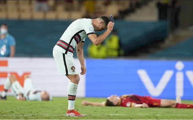 Cristiano Ronaldo gây phẫn nộ khi ném băng đội trưởng BĐN 2 lần sau trận thua Bỉ