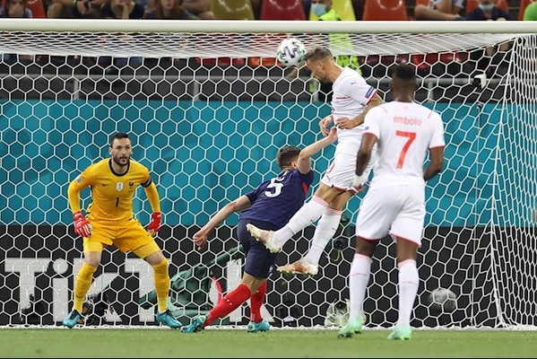 VIDEO: Lenglet mắc lỗi ngờ nghệch khiến Pháp thủng lưới