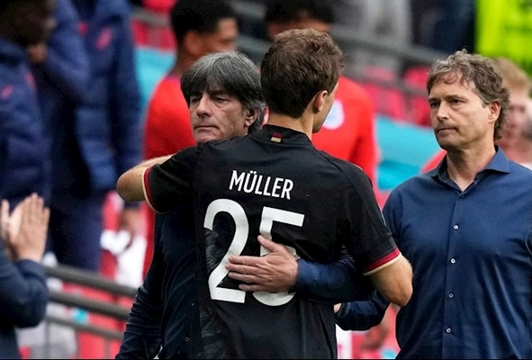 HLV Joachim Low trút giận lên Thomas Muller?
