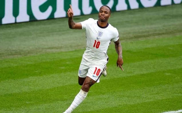 Nổ súng liên tục, Sterling cân bằng thành tích của huyền thoại Gary Lineker