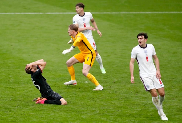 VIDEO: Thomas Muller bỏ lỡ cơ hội không tưởng mang về bàn gỡ cho ĐT Đức