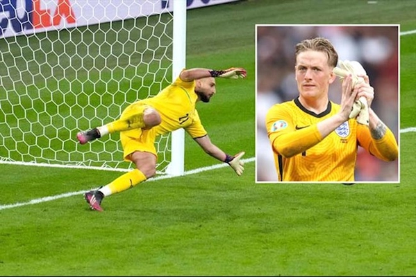 Jordan Pickford không lấy gì để so sánh với Gianluigi Donnarumma