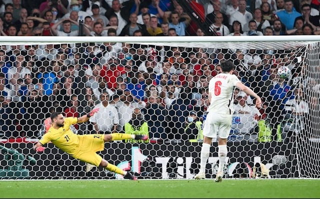 Xem lại cú đá penalty toang máy quay nhà đài của sao tuyển Anh