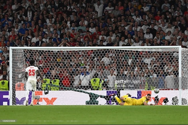 Bukayo Saka chưa bao giờ đá penalty