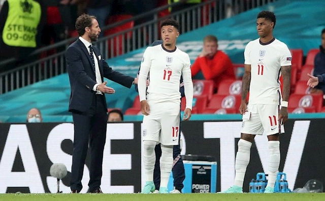 Pha thay người đá penalty đi vào lòng đất của HLV Southgate trước Italia