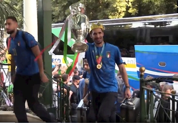 Chiellini đội vương miện nâng cúp như một vị vua