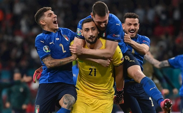 Donnarumma ăn mừng ngầu... hóa ra vì không biết Italia thắng chung cuộc