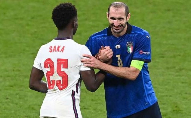 Bukayo Saka đá hỏng penalty vì... Chiellini nguyền rủa?