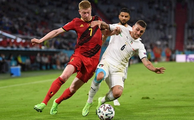 VIDEO: Ngỡ ngàng với cú sút của thương binh De Bruyne?