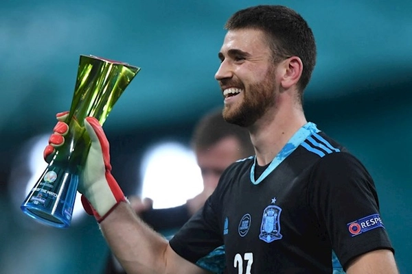 Bất ngờ được UEFA tôn vinh, thủ môn tuyển Tây Ban Nha không thấy tự hào