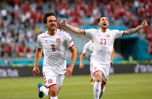 VIDEO: Cú đánh đầu không thể cản phá đưa Đan Mạch vượt lên