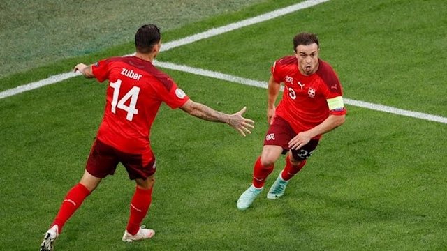 VIDEO: Hàng thủ tấu hài cực mạnh, Tây Ban Nha để Thụy Sĩ chọc thủng lưới