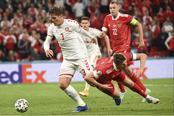 Cầu thủ cao 1m99 của Đan Mạch hù dọa ĐT Anh