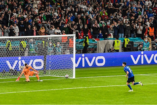 Bí ẩn quanh cú nhảy chân sáo quyết định của Jorginho