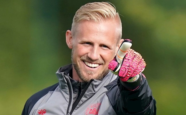 Kasper Schmeichel chọc tức ĐT Anh trước bán kết