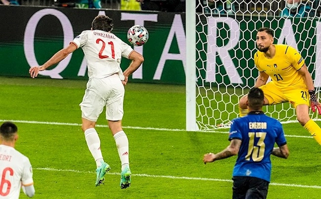 VIDEO: Sao Tây Ban Nha đá vào cột sau khi biến bàn thắng thành cơ hội