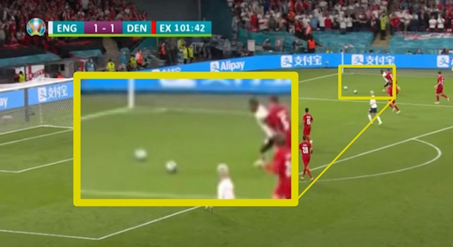Có 2 trái bóng trên sân ở tình huống Sterling kiếm 11m trước Đan Mạch