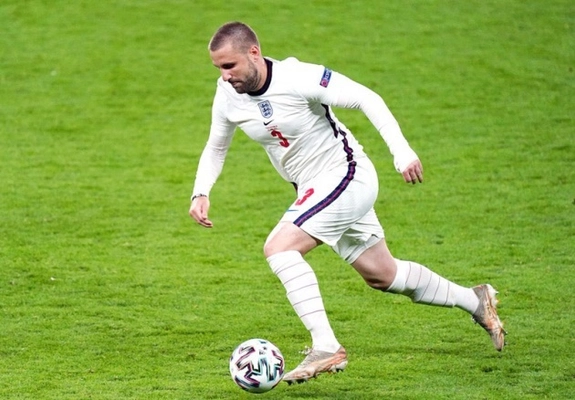 Gary Neville chỉ ra vấn đề trong lối chơi của Luke Shaw