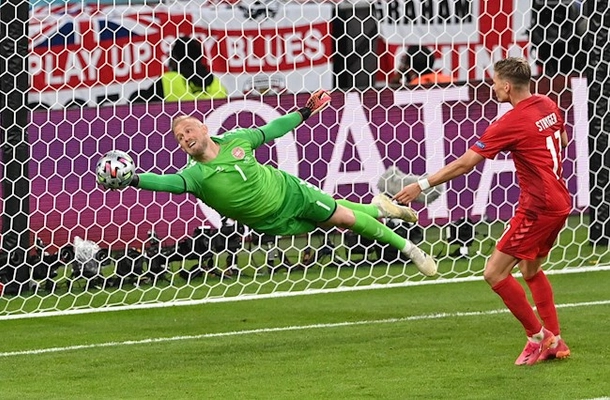 VIDEO: Kasper Schmeichel khuất phục cú đánh đầu hiểm hóc của Harry Maguire