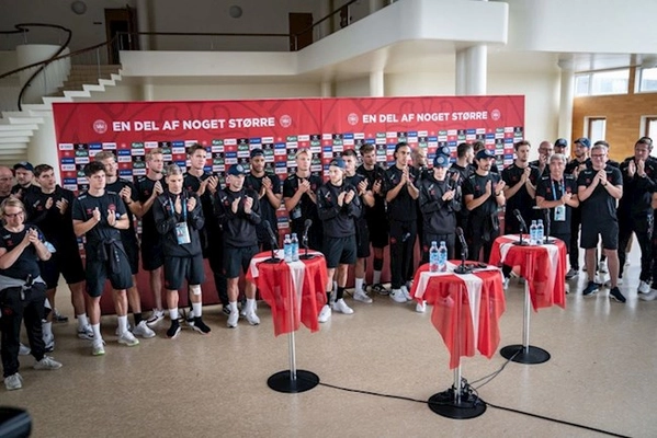 Đan Mạch về nước trong vòng tay của hàng nghìn NHM