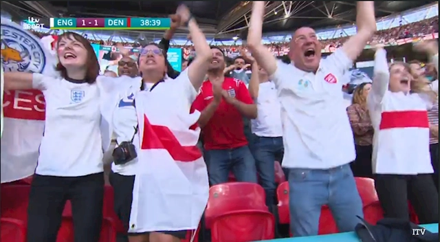 Fan nữ ĐT Anh bị đuổi việc theo cách không thể tin được