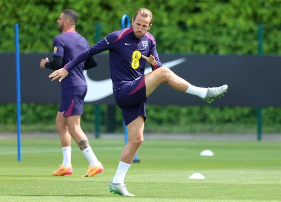 Harry Kane tiếp tục giữ băng đội trưởng tuyển Anh