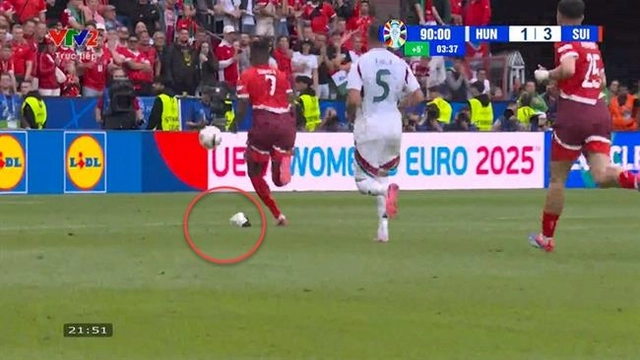 Breel Embolo đánh rơi gì ở tình huống ghi bàn vào lưới Hungary?