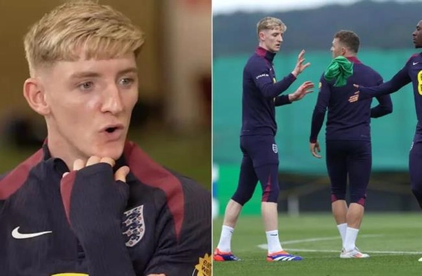 Anthony Gordon ngả mũ trước Phil Foden