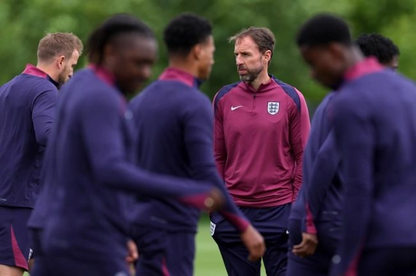 Ange Postecoglou cảnh báo Gareth Southgate về cách dùng cầu thủ
