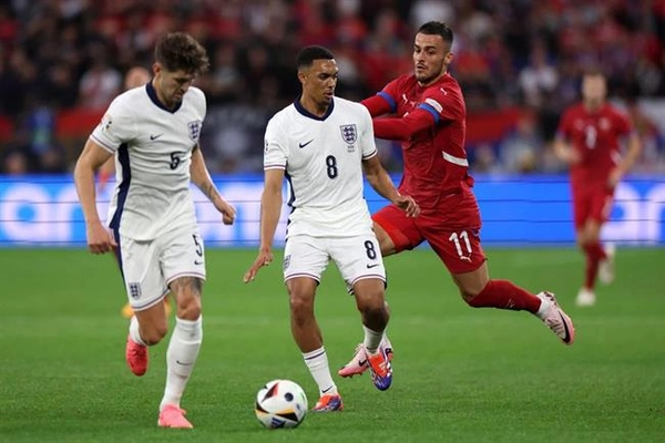 Alexander-Arnold nói gì khi được bố trí đá tiền vệ ở ĐT Anh?