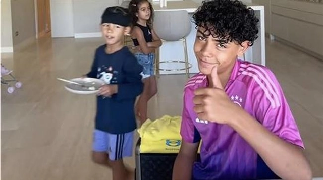 Quý tử nhà Ronaldo gây tranh cãi khi diện áo ĐT Đức