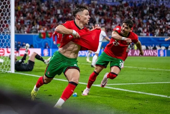 Thắng nghẹt thở Cộng hòa Séc, HLV Martinez ca ngợi sao trẻ Bồ Đào Nha