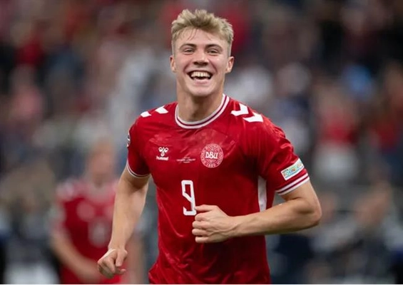 Rasmus Hojlund vui mừng vì không đụng độ Kobbie Mainoo 