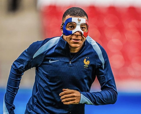 Mbappe không quên đòi PSG tiền trong lúc dự EURO cùng ĐT Pháp