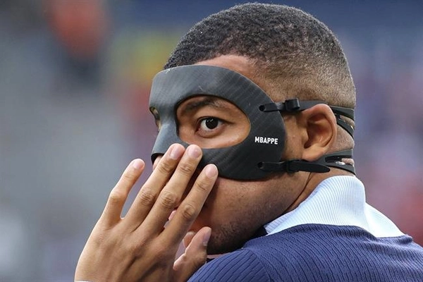 Mbappe chính thức trở lại thi đấu sau chấn thương gãy mũi