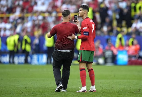 Roberto Martinez: Ronaldo may mắn vì CĐV lao vào sân có ý định tốt