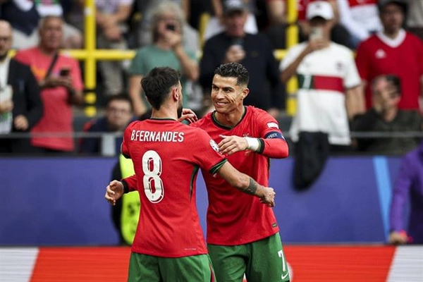 Ronaldo được Bruno Fernandes khen chơi đồng đội