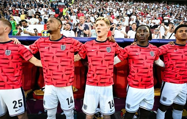 Người nhà cầu thủ tuyển Anh bị CĐV trút giận sau trận hòa Slovenia