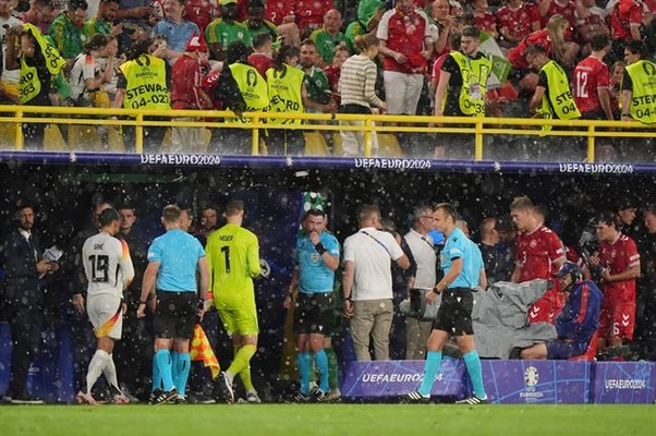 Trận Đức vs Đan Mạch tạm dừng vì sấm sét và mưa đá