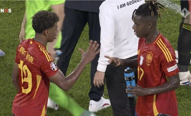 Hai sao mai ĐT Tây Ban Nha oẳn tù tì tranh nhau chai nước