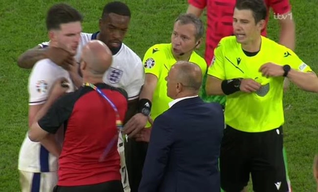 HLV Slovakia cáo buộc Declan Rice gây sự sau trận đấu ở vòng 1/8