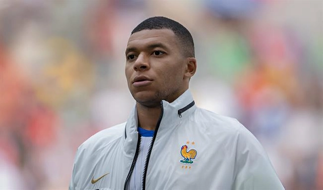 “Mbappe không xứng đáng đeo băng đội trưởng ĐT Pháp”