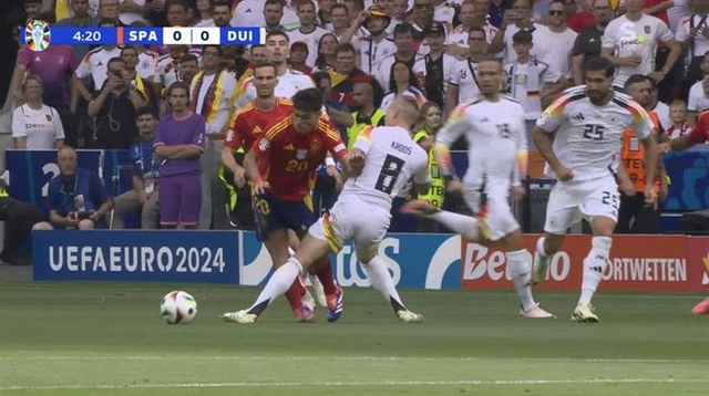 Toni Kroos khiến Pedri rời sân từ phút thứ 8